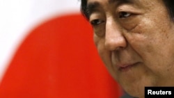 Perdana Menteri Jepang Shinzo Abe mengadakan konferensi pers di kediaman resminya di Tokyo, 25 September 2015. (Foto: REUTERS/Issei Kato)