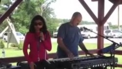 نظری به زنده گی دختر جوان نابینا که آواز میخواند