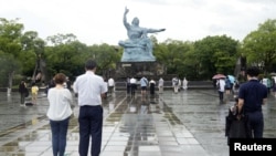 Orang-orang berdoa bagi korban bom atom 1945 untuk memperingati 78 tahun pengeboman di kota Nagasaki, Jepang hari Rabu, 9 Agustus 2023. 