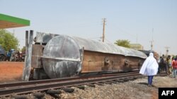 Les habitants regardent un camion citerne calciné après une explosion qui a tué plus de 58 personnes près de l'aéroport de Niamey, le 6 mai 2019.