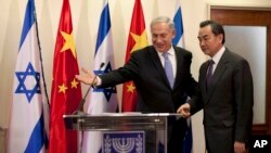 2013年12月18日，中国外长王毅（右）在耶路撒冷以色列总理办公室会晤内塔尼亚胡总理后，两人一道举行记者会。