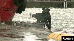 Polisi Spanyol memeriksa kapal selam yang membawa kokain di pelabuhan Aldan (26/11). 