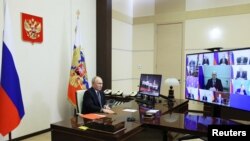 Ruski predsjednik Putin predsjedava sastankom sa članovima Vijeća sigurnosti putem video veze, izvan Moskve