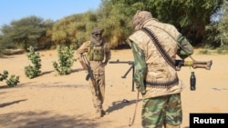 Des combattants du Cadre stratégique permanent pour la défense du peuple de l'Azawad (CSP-DPA) sécurisent le périmètre lors d'une réunion des chefs de l'armée rebelle touareg à Tinzaouaten, dans le nord du Mali, le 27 novembre 2024. (REUTERS/Abdolah Ag Mohamed)
