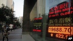 Layar yang menampilkan angka indeks Hang Seng di Hong Kong (foto: dok 2011)