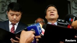 멕시코 외무부로부터 추방명령을 받은 김형길 북한 대사가 8일 멕시코시티 대사관 앞에서 기자회견을 하고 있다. 