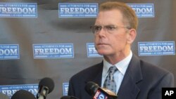 Douglas Haig menjawab pertanyaan wartawan di Chandler, Arizona, (2/2), terkait penjualan peluru kepada pelaku penembakan massal di Las Vegas. 