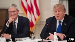 Američki predsjednik Donald Trump govori zajedno s izvršnim direktorom Applea Timom Cookom u državnoj trpezariji Bijele kuće u Washingtonu, 6. marta 2019.