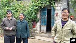 陈光诚和家人在一起（资料照片）