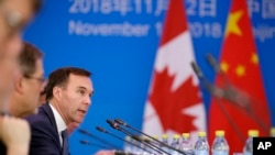 Menteri Keuangan Bill Morneau dalam pertemuan dengan delegasi China di Beijing, 12 November 2018. 