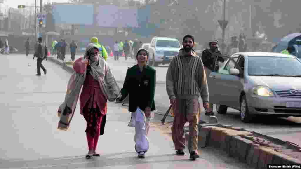 Les forces de sécurité ont sauvé de nombreux enfants et employés de l&#39;école, Peshawar, Pakistan, le 16 décembre 2014. (VOA)