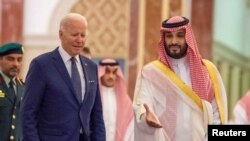 Putra Mahkota Arab Saudi Mohammed bin Salman menyambut kedatangan Presiden AS Joe Biden di Istana Al Salman di Jeddah, pada 15 Juli 2022. (Foto: Bandar Algaloud/Courtesy of Saudi Royal Court/Handout via Reuters)