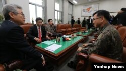 이철우 한국 국회 정보위원장과 여야 정보위 간사들이 7일 국회에서 변재선 한국군 사이버사령부 사령관에게 국방망 해킹 관련 보고를 듣고 있다. 