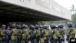 Pasukan Khusus Kepolisian Filipina melakukan simulasi penanganan serangan sebagai bagian dari upaya memperketat keamanan menjelang penyelenggaraan KTT APEC di Manila (14/11). 