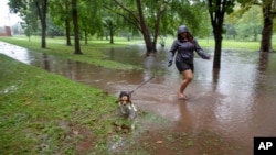 Taman kota di Hartford, negara bagian Connecticut tergenang banjir akibat badai tropis Henri melintasi bagian timur laut Amerika Serikat Senin (23/8).