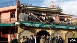 Petugas keamanan meninggalkan lokasi pemboman, Kafe Argna di Marakesh, Maroko, April 28 lalu.