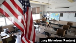 Ruang kelas di St. Benedict School, Montebello, dekat Los Angeles, California, AS, dilengkapi dengan pembagi jarak sosial untuk siswa untuk persiapan kegiatan belajar di tengah pandemi Covid-19, 14 Juli 2020. (REUTERS / Lucy Nicholson)