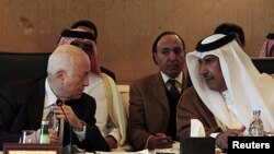 Sekjen Liga Arab, Nabil Elaraby (kiri) berbincang dengan Menlu Qatar, Hamad bin Jassim dalam pertemuan Liga Arab terkait krisis Suriah (Foto: dok). Liga Arab menunda pertemuan yang dijadwalkan Minggu ini di Jeddah, Arab Saudi.