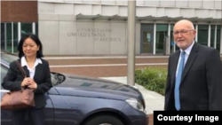 美国驻荷兰大使霍克斯特拉（Pete Hoekstra）2021年1月11日在大使馆会见台湾驻荷兰代表陈欣新 （美国驻荷兰大使馆照片）