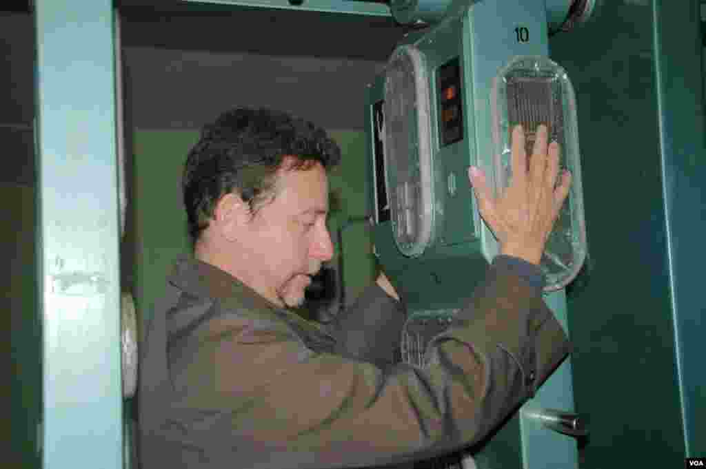 Chernobildan ketayotib, har bir odam o&#39;zidagi radiatsiya darajasini tekshirishi kerak. Suratda &quot;Amerika Ovozi&quot; muxbiri Stiv Xerman.