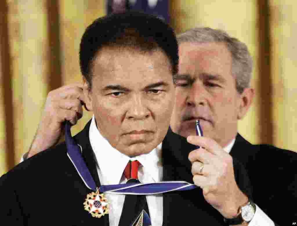 Presiden George W. Bush memberikan medali kehormatan kepresidenan kepada Muhammad Ali di Gedung Putih, 9 November 2005. (AP/Evan Vucci)
