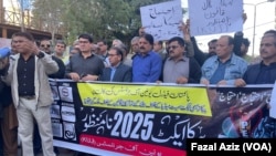 پي اېف يو جی د کراچۍ پرېس کلب مخې ته د پيکا قانون ضد احتجاجي مظاهره کوي