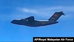 ក្នុង​រូបថត​ថត​កាល​ពី​ថ្ងៃ​ទី​៣១ ខែ​ឧសភា ឆ្នាំ​២០២១ និង​​ផ្តល់​ឱ្យ​ដោយ​កងទ័ព​អាកាស​ភូមិ្ទ​ម៉ាឡេស៊ី​​នេះ គេ​ឃើញ​យន្តហោះ​របស់​កងទ័ព​រំដោះ​ប្រជាជន​ចិន (PLAAF) Xian Y-20 ដែល​អាជ្ញាធរ​ម៉ាឡេស៊ី​អះអាង​ថាកំពុង​ហោះ​ក្នុង​ដែន​អាកាស​ខ្លួន។