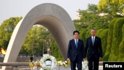 Presiden Obama (kanan) dan Perdana Menteri Jepang Shinzo Abe di Memorial Peace Park Hiroshima, Jepang (27/5).