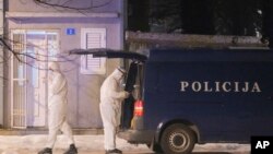 Hetuesit në vendin e krimit në Cetinjë të Malit të Zi, më 1 janar, 2024. Dymbëdhjetë persona, përfshirë dy fëmijë, u vranë në një sulm pas shpërthimit të një përleshjeje në një bar. 