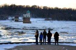 16일 한파가 몰아친 미국 일리노이주 체인오브락스브릿지에서 미시시피강 위로 얼음덩어리가 떠내려가고 있다.