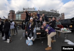 지난 6일 미국 메릴랜드주 볼티모어의 M&T 뱅크 스타디움에서 아메리칸 컨퍼런스(AFC) 와일드카드 볼티모어 레이븐스-LA 차저스 경기가 열린 가운데, 볼티모어 레이븐스 팬들이 경기장 밖에서 '테일게이팅'을 즐기고 있다.