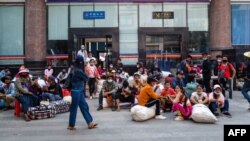 Para pekerja migran Myanmar yang baru pulang dari China berkumpul di gerbang perbatasan di Muse, negara bagian Shan, 12 Mei 2020.