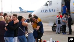 Para tahanan Ukraina yang dibebaskan oleh Rusia disambut para kerabat saat tiba di Bandara Boryspil, di luar kota Kyiv, Ukraina, 7 September 2019. (Foto: AP)
