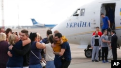 乌克兰被释放的俘虏9月7日抵达基辅机场，与家人团聚。