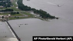 Područje Bonnet Carre Spillway, nadomak Nju Orelansa, čija je svrha skretanje reke Misisipi u slučaju opasnosti od poplava (Foto AP/Gerald Herbert)