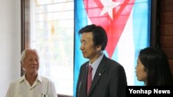 지난 5일 쿠바 아바나의 한인후손회관을 방문한 윤병세 한국 외교부 장관(가운데) 뒤로 쿠바 국기가 걸려 있다. 윤 장관은 한국 외교 수장으로는 최초로 미수교국 쿠바를 방문했다. 