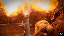 ទាហាន​អ៊ុយក្រែន​បាញ់កាំភ្លើង​ទៅ​កាន់​ទ័ព​រុស្ស៊ី​នៅ​តំបន់ Donetsk region ប្រទេស​អ៊ុយក្រែនកាលពីថ្ងៃទី​០៣ មីនា ឆ្នាំ២០២៤។