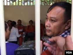 លោក នី សុខា មន្រ្តី​ការពារ​សិទ្ធិ​មនុស្ស​នៃ​សមាគម​អាដហុក ត្រូវ​បាន​សមត្ថកិច្ច​បណ្តើរ​ចេញ​ពី​ការស្តាប់​ការ​ប្រកាស​សាលដីកា​នៅ​តុលាការ​កំពូល នៅ​ថ្ងៃទី៣០ ខែវិច្ឆិកា ឆ្នាំ២០១៦។ (កាន់ វិច្ឆិកា/VOA)