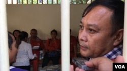 លោក ណៃ វ៉ង់ដា មន្រ្តី​ការពារ​សិទ្ធិ​មនុស្ស​សមាគម​អាដហុក កំពុង​និយាយ​ជាមួយ​អ្នកសារព័ត៌មាន​នៅក្នុង​បន្ទប់​រង់ចាំ ក្រោយពី​ចេញ​ពី​ការស្តាប់​ការប្រកាស​សាលដីកា​នៅ​តុលាការ​កំពូល នៅ​ថ្ងៃទី៣០ ខែវិច្ឆិកា ឆ្នាំ២០១៦។ (កាន់ វិច្ឆិកា/VOA)