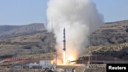 Roket Long March 6 yang membawa tiga satelit observasi bumi komersial Jilin-1 lepas landas di Pusat Peluncuran Satelit Taiyuan di Taiyuan, Provinsi Shanxi, China, 21 November 2017, sebagai ilustrasi. (Foto: via Reuters)