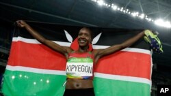 Faith Kipyegon célèbre après avoir remporté l'or à la finale de 1500 mètres-dames aux Jeux Olympiques d'été de 2016 à Rio de Janeiro, au Brésil, 16 août 2016. 