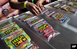 FILE -Bhangi zinazotumika kama dawa inayotafunwa zikionyeshwa na kuuzwa katika Maonyesho ya bhangi ijulikanayo kwa jina la Kushstock huko Adelanto, California, Oktoba 20, 2018. (AP Photo/Richard Vogel)