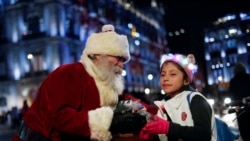 Los niños adoran a Santa Claus.