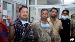 មន្ត្រី​ប៉ូលិស​ឈរ​យាម​នៅ​មន្ទីរពេទ្យ​មួយ ទី​ដែល​សាកសព​របស់​ឧក្រិដ្ឋជន Vikas Dubey ត្រូវ​បាន​រក្សា​តុក នៅ​ក្នុង​ក្រុង Kanpur ប្រទេស​ឥណ្ឌា កាលពី​ថ្ងៃទី១០ ខែកក្កដា ឆ្នាំ២០២០។