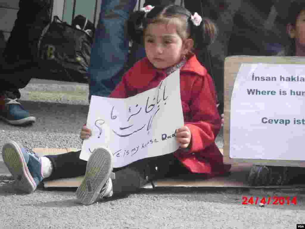 پناهجو: &quot;هچ کس به داد ما نرسید، حالت کودکان و زنان خراب شد، ولی کسی حتی به آمبولانس زنگ نزد تا آنان را به شفاخانه انتقال دهد.&quot;