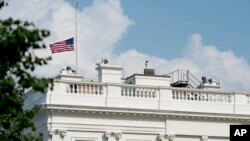 Zastava spuštena na pola koplja na Beloj kući