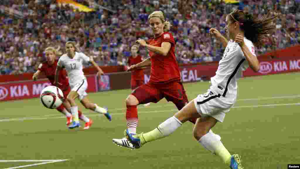 L’attaquante américaine Alex Morgan (13) tente une percée contre la défenseuse allemande Saskia Bartusiak (3) au cours de la première moitié de la demi-finale de la Coupe du Monde/Dames 2015 de la FIFA au Stade olympique, le 30 juin 2015 à Montréal, Québe