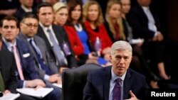 Calon hakim MA, hakim Neil Gorsuch bersaksi di hadapan Komite Judisial Senat dalam sidang dengar di Capitol Hill, Washington, D.C., AS tanggal 21 Maret 2017 (foto: REUTERS/Joshua Roberts)
