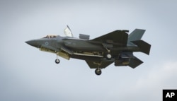 Arhiva - Stelt lovac F-35 lebdi iznat publike tokom svog prvog samostalnog pojavljivanja na Farnborg aeromitingu u Velikoj Britaniji, 12. jula 2016.