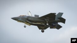 资料照：参加英国范堡罗航展的F-35战机。(2016年7月12日)